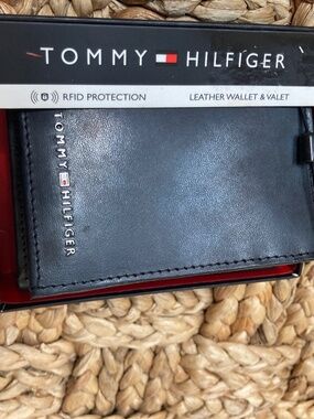 Tommy Hilfiger Trifold Wallet New